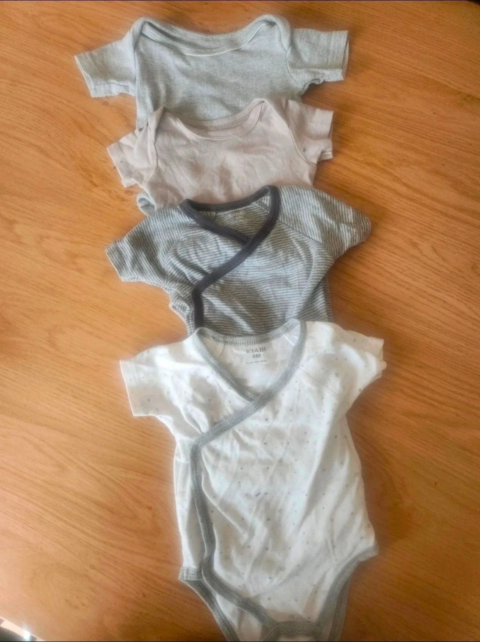 Lot de 4 bodies 6 mois (mixte)